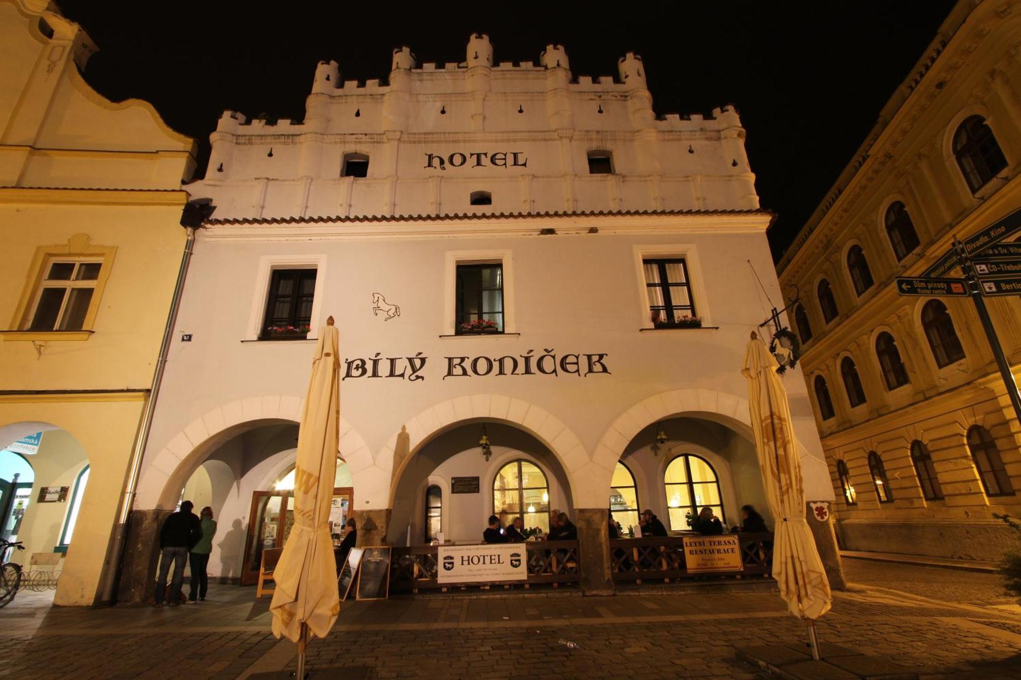 Hotel Bily Konicek Třeboň Esterno foto