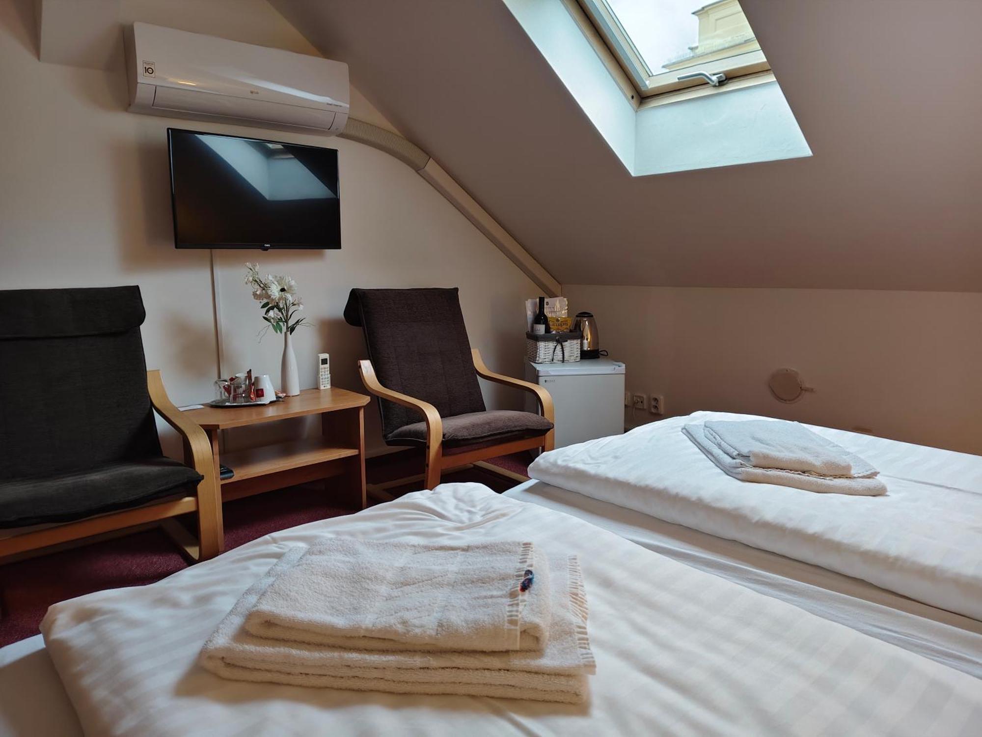 Hotel Bily Konicek Třeboň Esterno foto