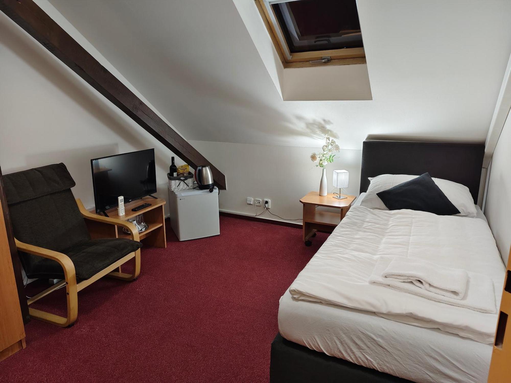 Hotel Bily Konicek Třeboň Esterno foto
