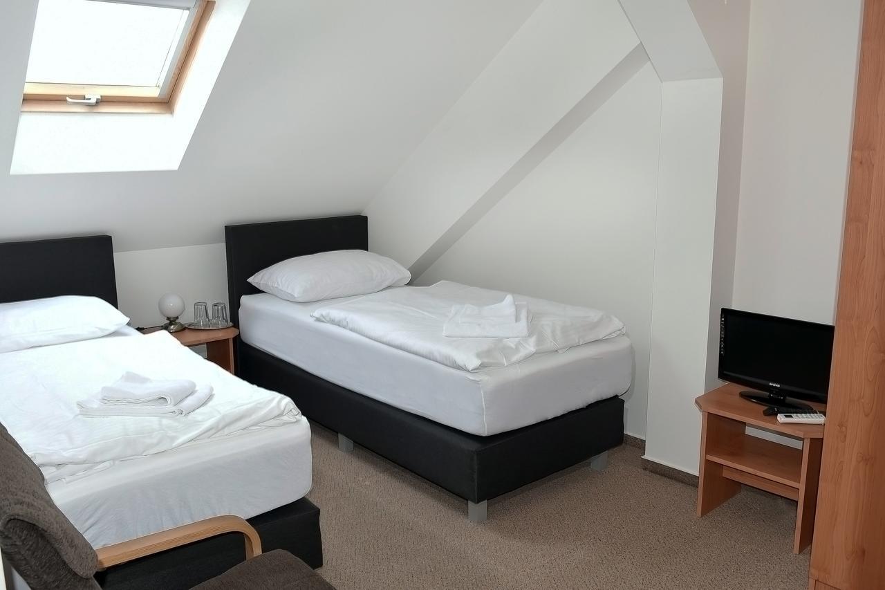 Hotel Bily Konicek Třeboň Esterno foto