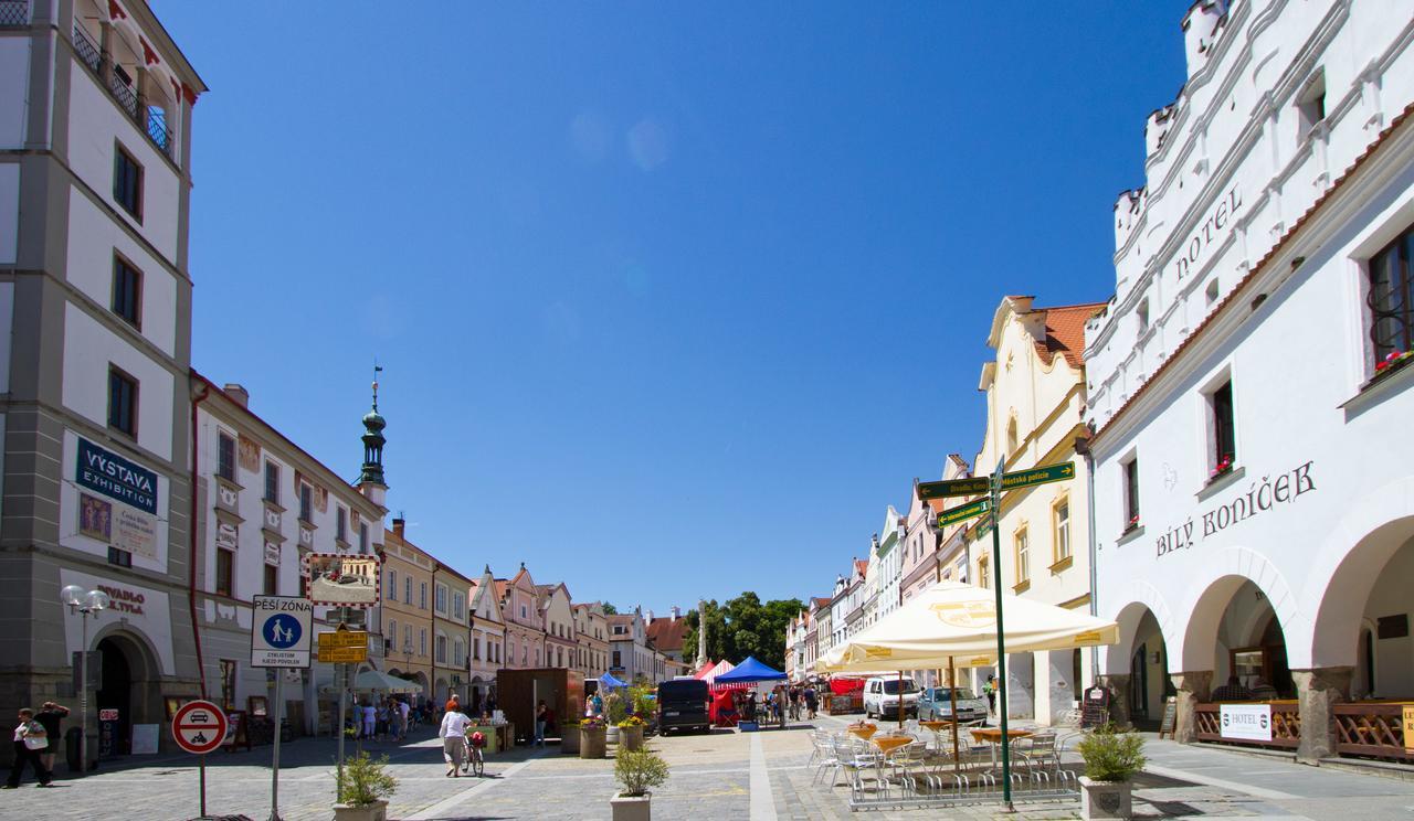 Hotel Bily Konicek Třeboň Esterno foto
