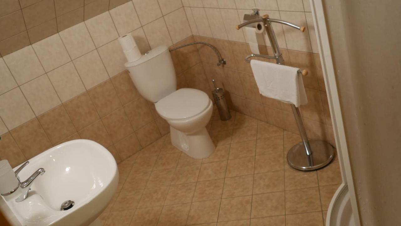 Hotel Bily Konicek Třeboň Esterno foto